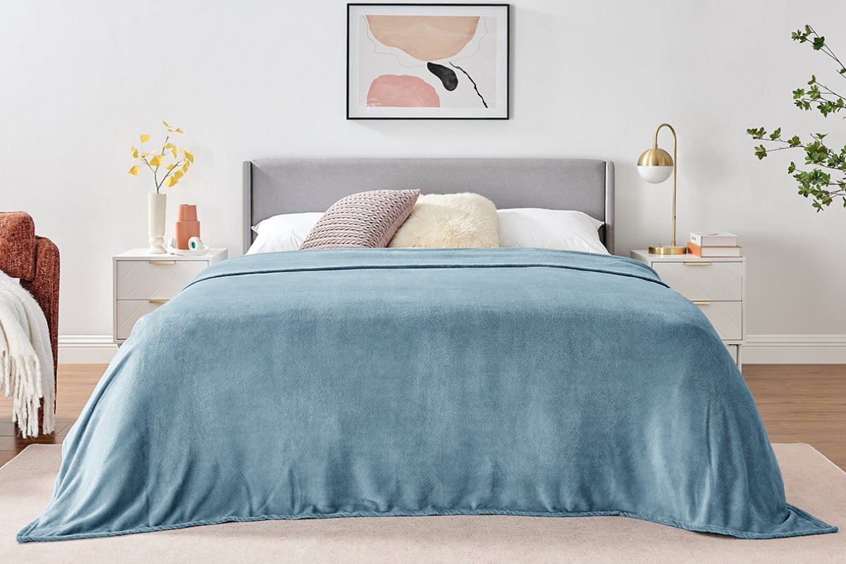 Ovela Flannel Blanket (Blue)